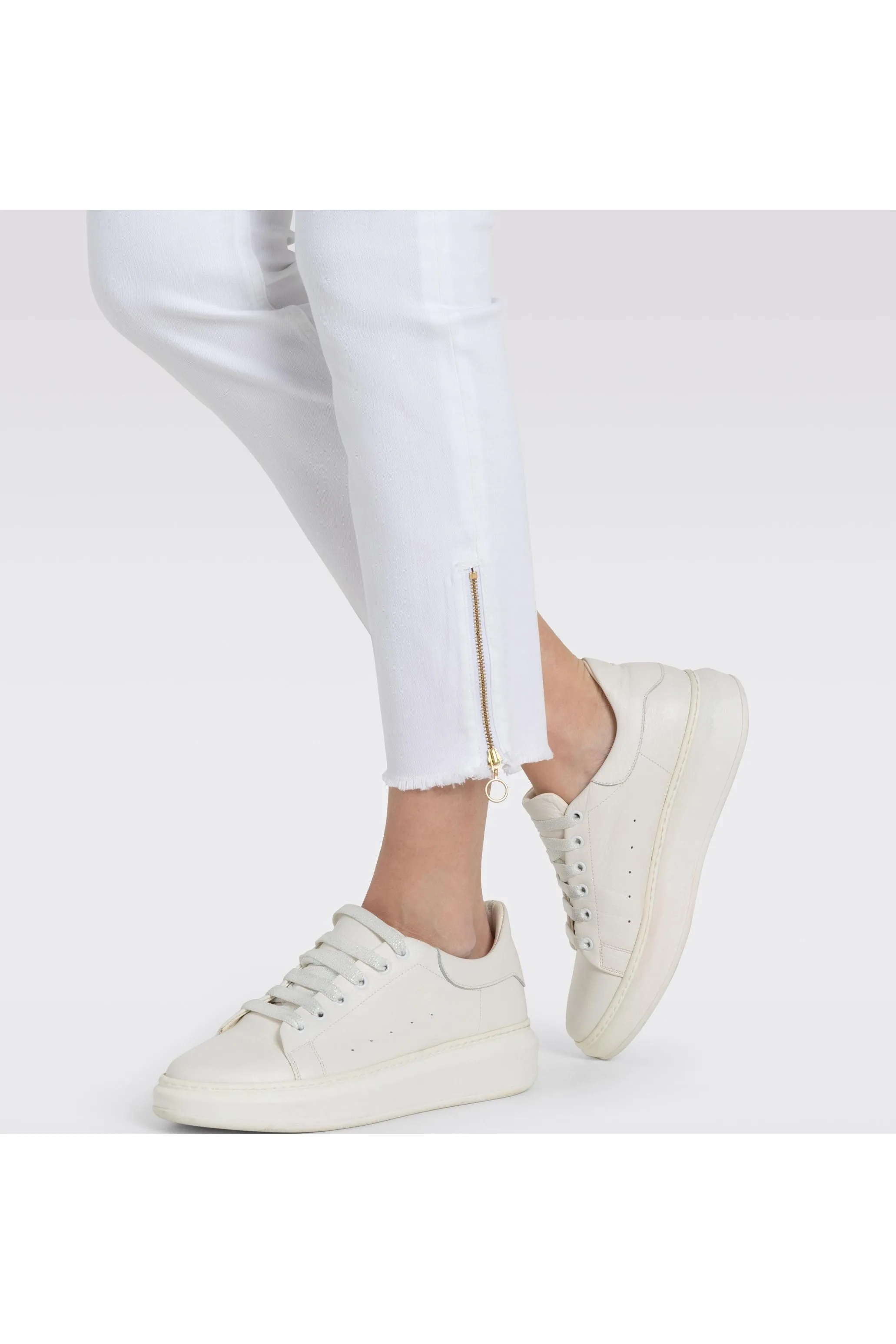 Mac Jeans Rich Slim Chic 5755-90-0389L | D010 White | Offered Online Only